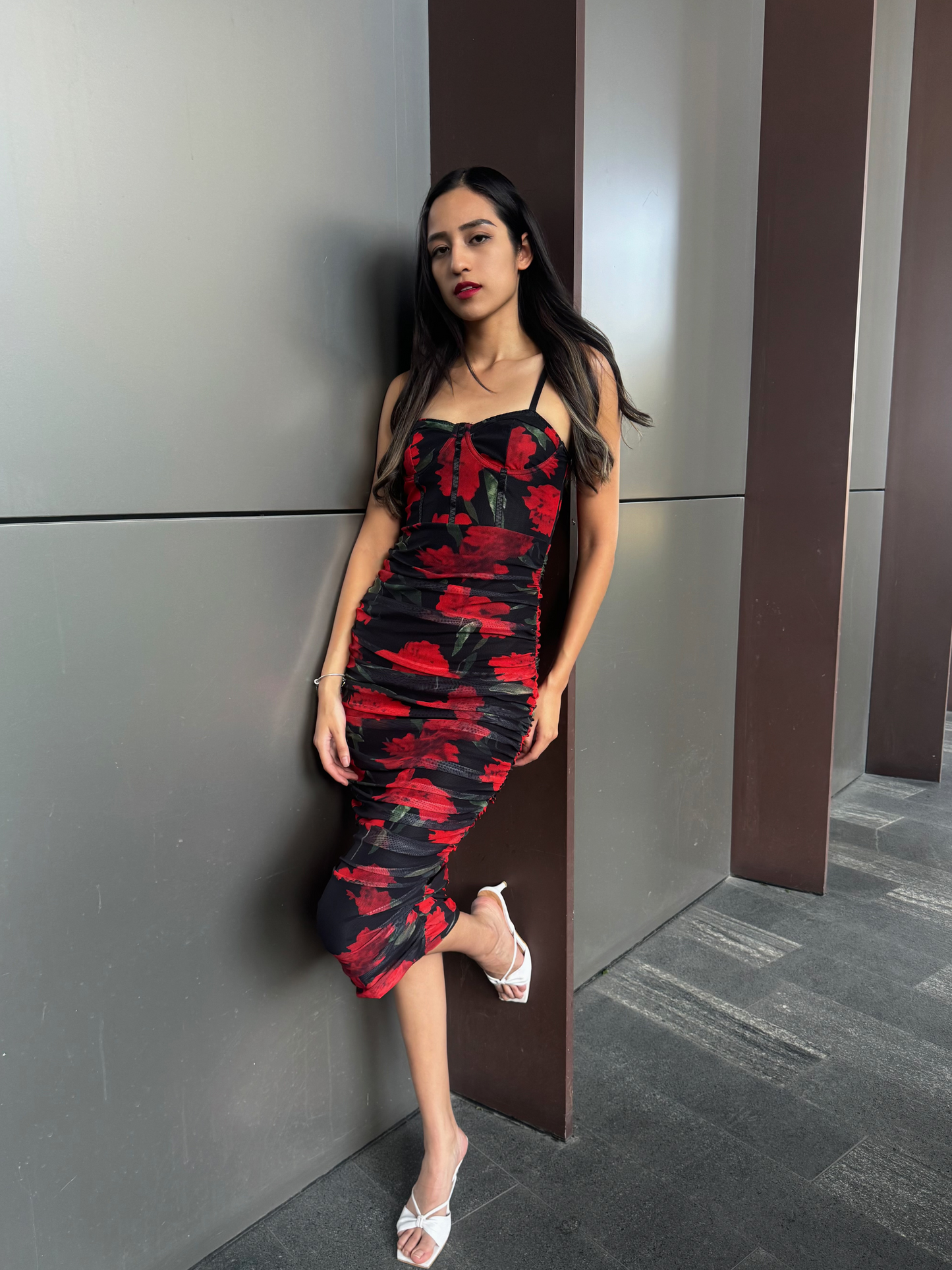 Vestido midi negro floral Bella