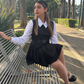 Vestido mini/maxi estilo preppy negro con camisa blanca y cinturón Jessie