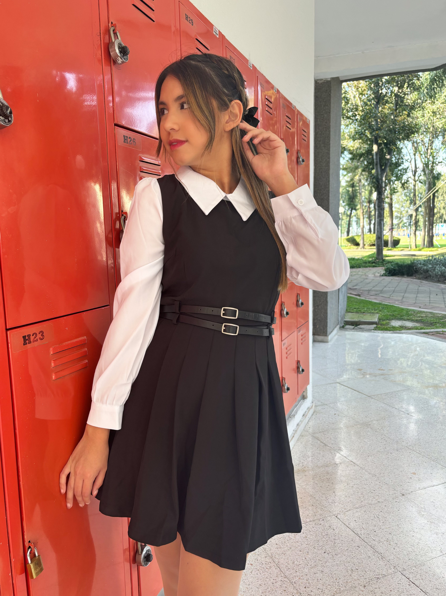 Vestido mini/maxi estilo preppy negro con camisa blanca y cinturón Jessie