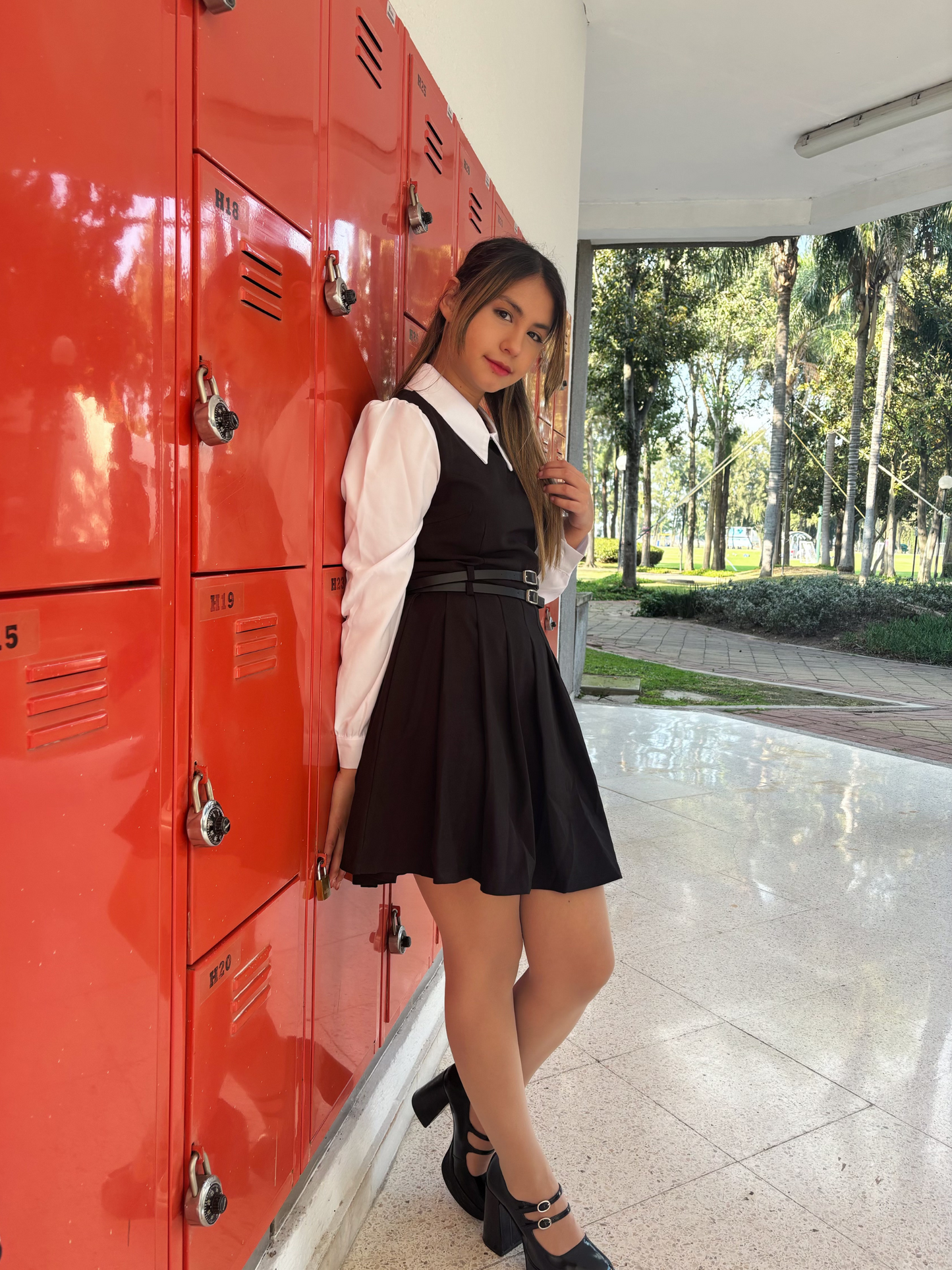 Vestido mini/maxi estilo preppy negro con camisa blanca y cinturón Jessie