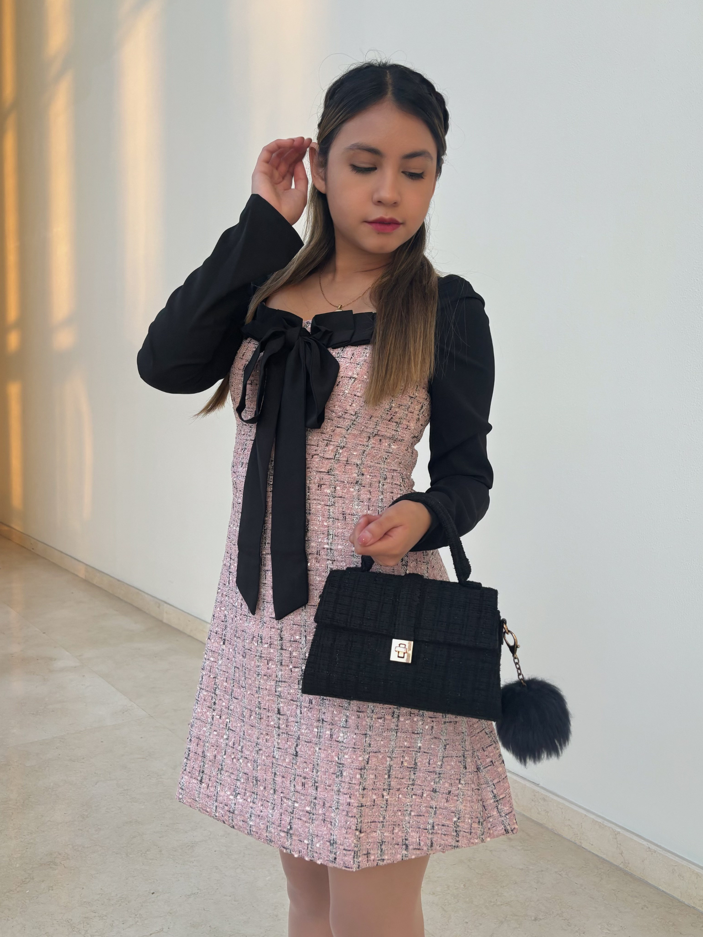 Vestido elegante tweed rosa con lazo negro Sheryl