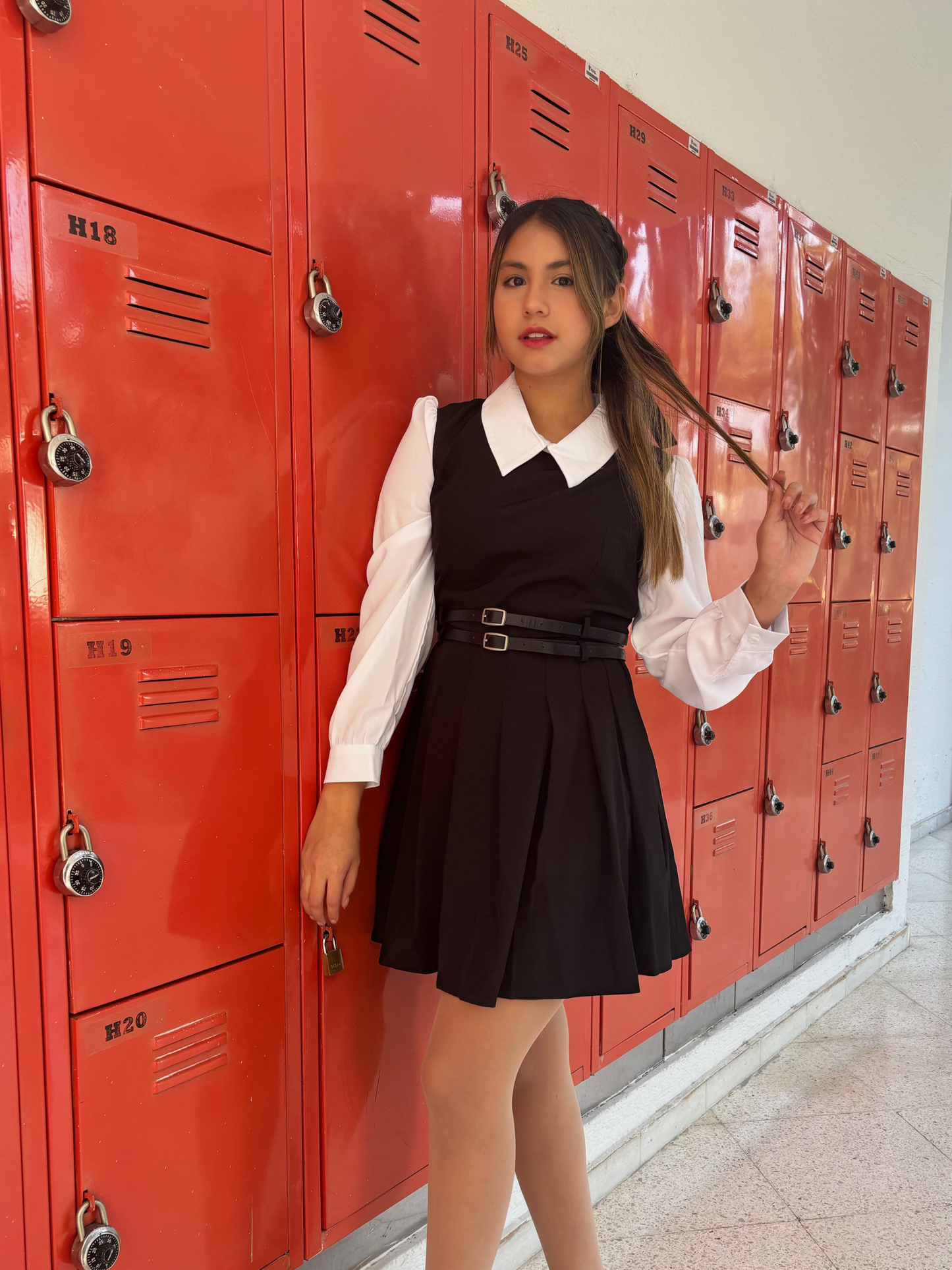 Vestido mini/maxi estilo preppy negro con camisa blanca y cinturón Jessie